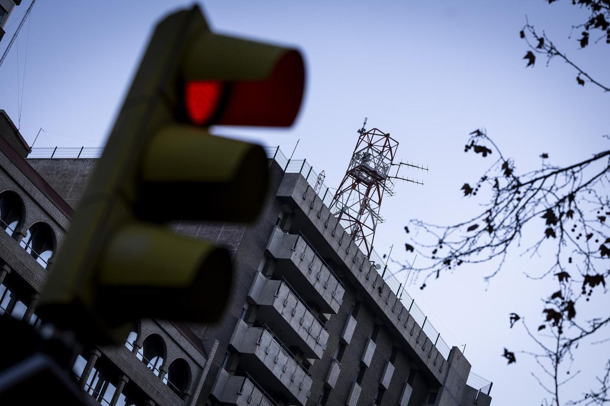 Comienza el desmontaje de una de las antenas de telecomunicaciones más antigua del centro de Zaragoza Comienza el desmontaje de una de las antenas de telecomunicaciones más antigua del centro de Zaragoza