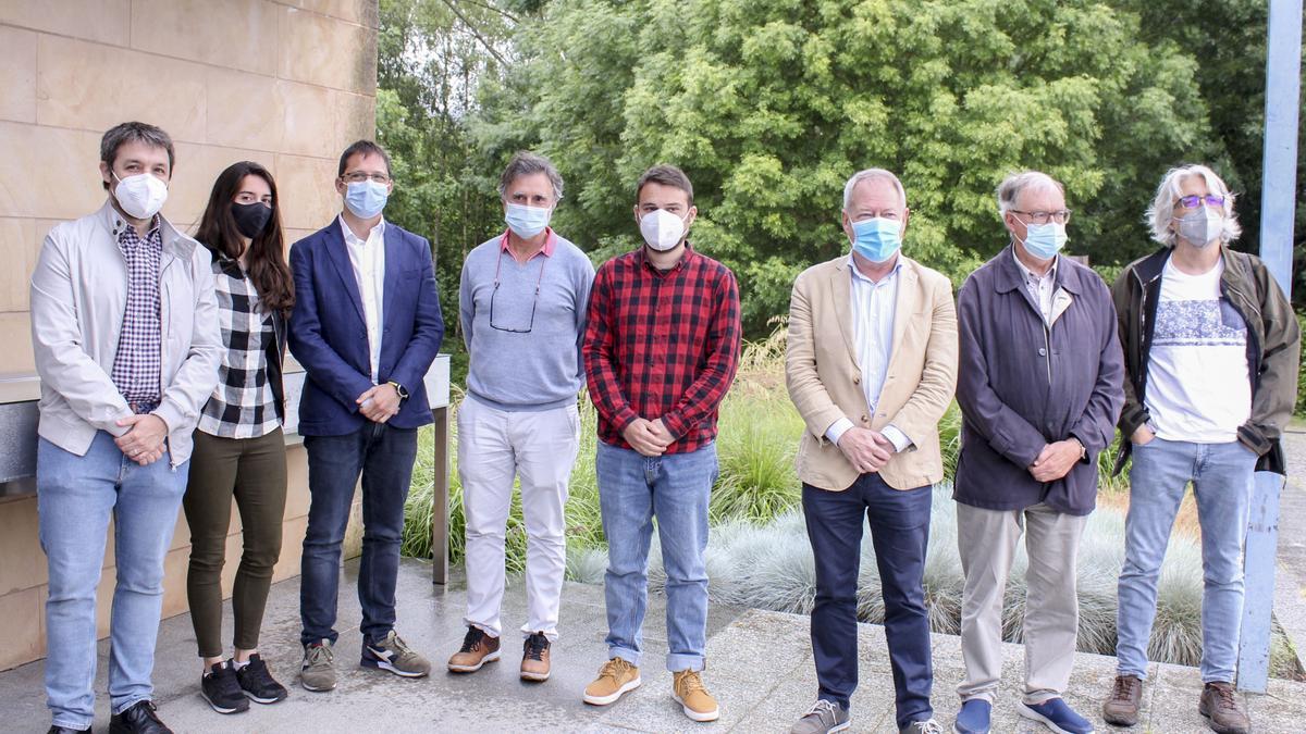 Por la izquierda, Eduardo Cires, Clara Espinosa, Borja Jiménez-Alfaro, Luis Miguel Álvarez, Eduardo Fernández-Pascual, Aurelio Martín, Tomás Díaz y Pedro Álvarez, esta mañana, en el Jardín Botánico