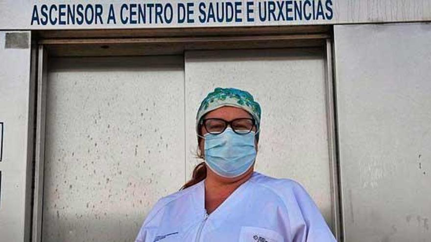 La doctora Emma Mateos, ante el ascensor de la Casa do Mar.