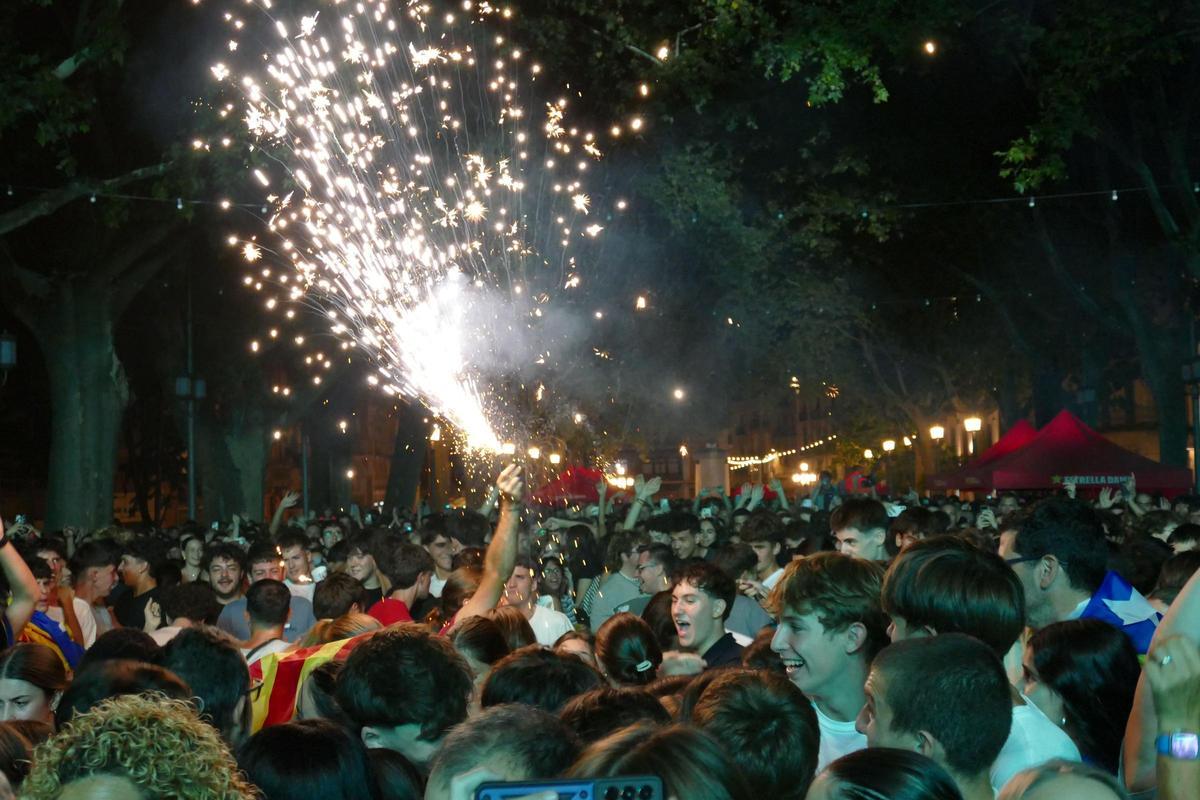EN IMATGES | Figueres acomiada La Fúmiga en el seu últim concert gratuït a Catalunya EN IMATGES | Figueres acomiada La Fúmiga en el seu últim concert gratuït a Catalunya