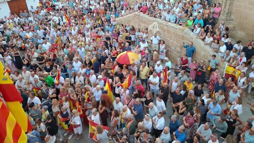 "Som un poble de pau": la alcaldesa de Xàbia ataja los insultos a Pedro Sánchez y los gritos de "invasión" en una concentración con un millar de personas en apoyo a Ceuta