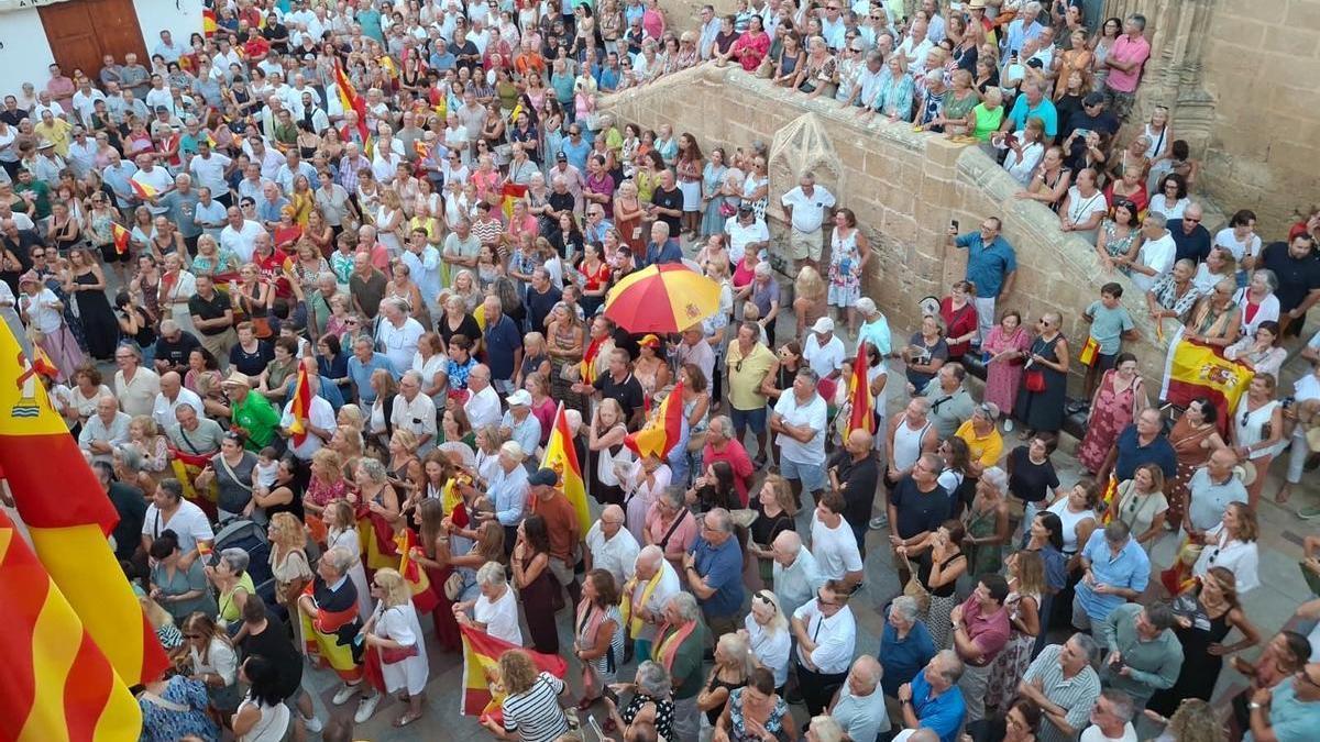 La plaza de Xàbia, repleta de gente: han asistido unas mil personas