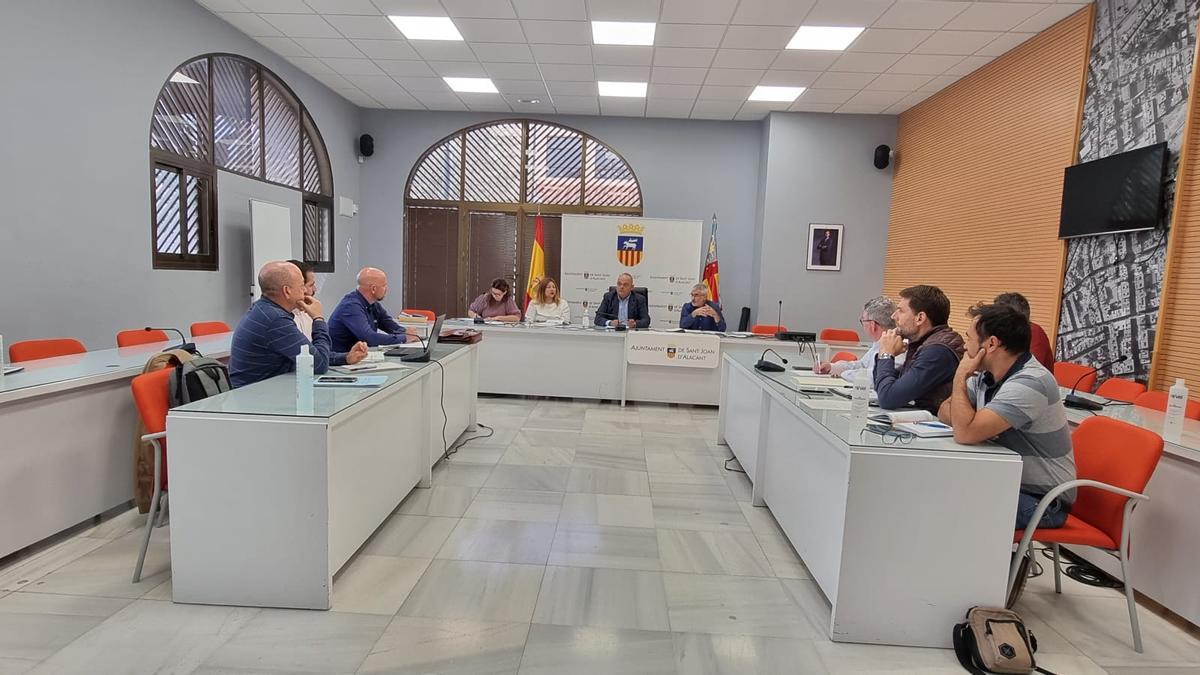 El concejal preside la reunión informativa con las seis empresas interesadas en el contrato.