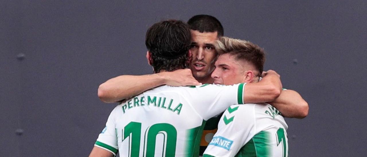 Los jugadores del Elche celebran el 1-2 de Diego González