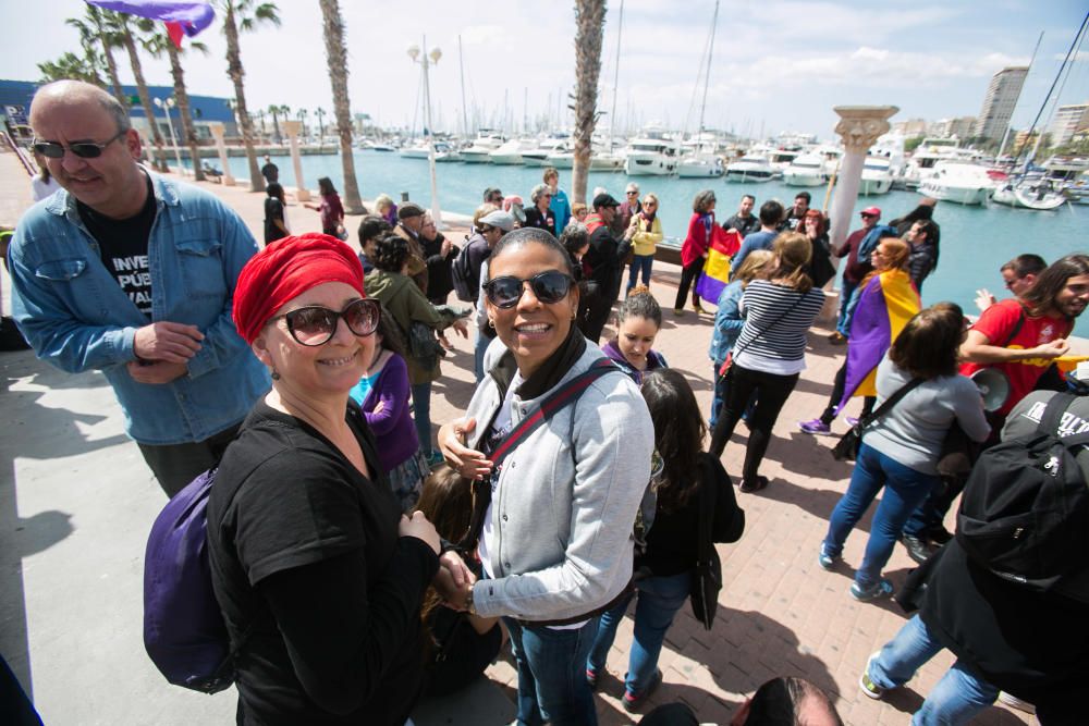 Más de 300 personas reivindican la República en Alicante