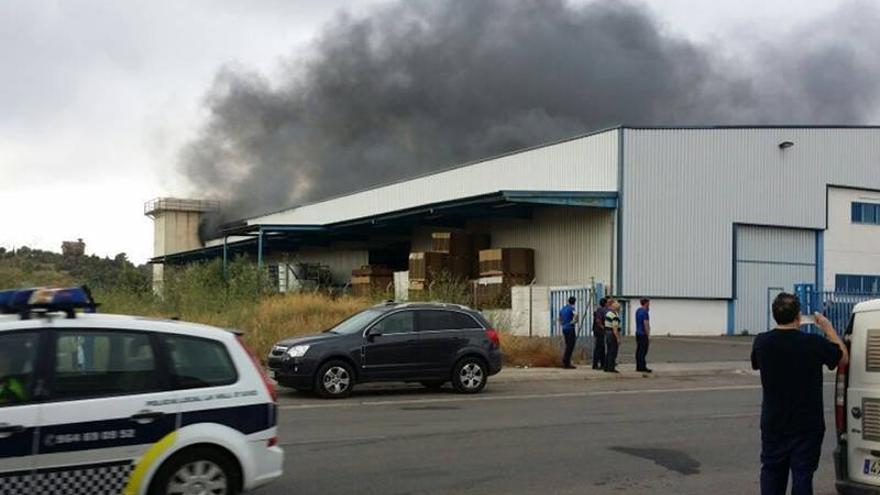 Atienden a 4 empleados en la Vall tras incendiarse una nave