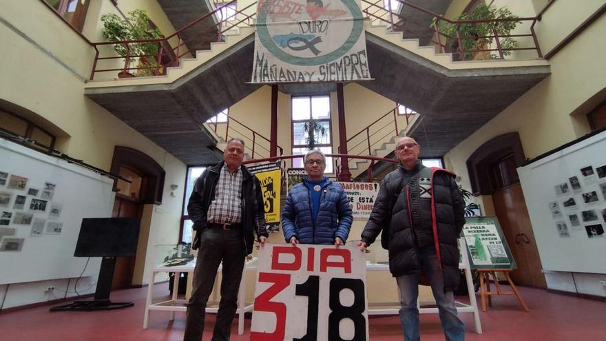 Por la izquierda, Víctor Vaquero, Ramón Cimadevilla y Manuel Ortiz de Galisteo, con el cartel de los días de encierro en la Catedral. A la derecha, Cuevas, con Cándano (izquierda) y Corujo. | D. O.