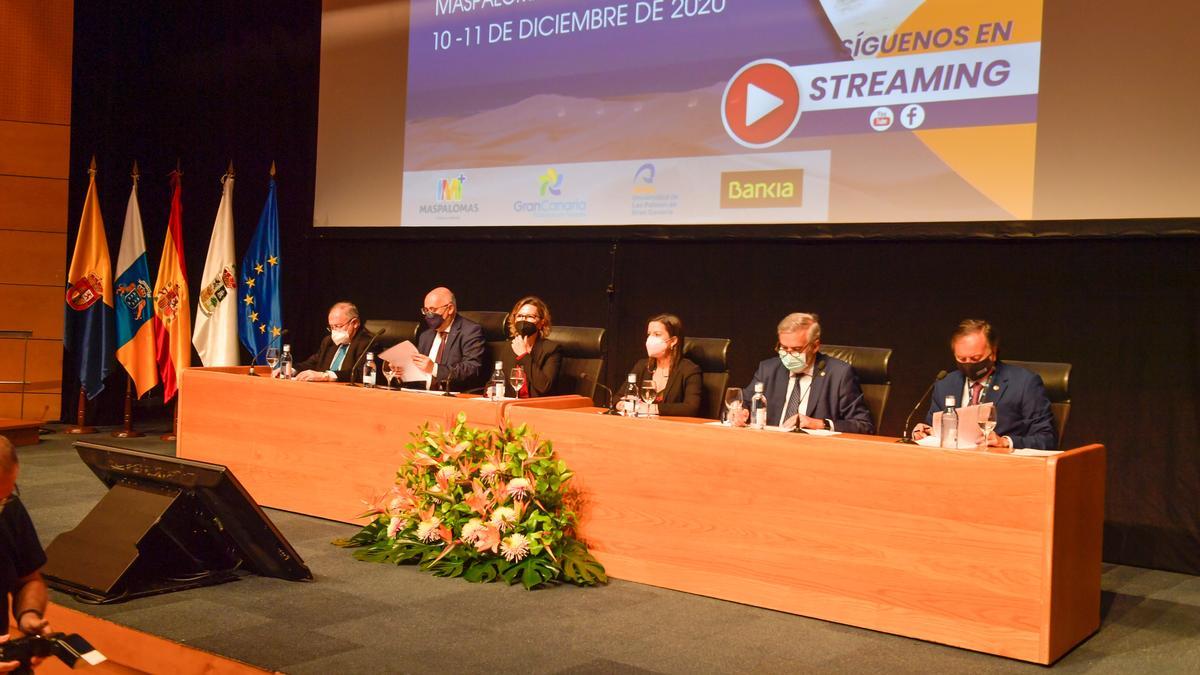 Por la izquierda, José Luis Bonet Ferrer, Antonio Morales, Conchi Narváez, Yaiza Castilla, Lluis Serra y José Manuel Benítez, durante la inauguración del foro.