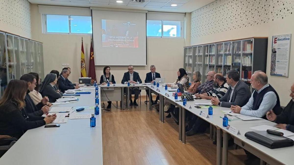 El consejero de Educación, Formación Profesional y Empleo, Víctor Marín, presidió la Mesa Sectorial de la Educación Concertada.