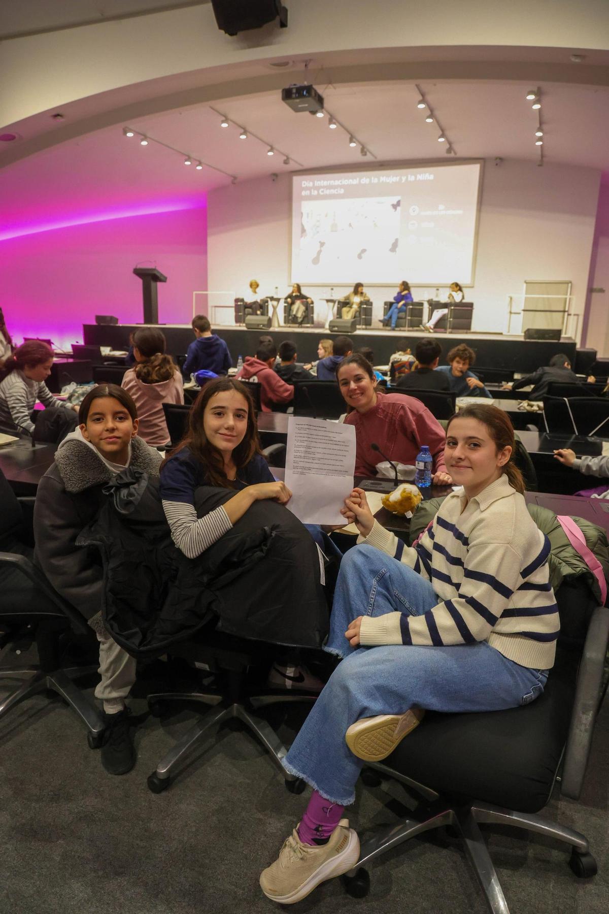 Un grup d'alumnes, amb preguntes preparades.