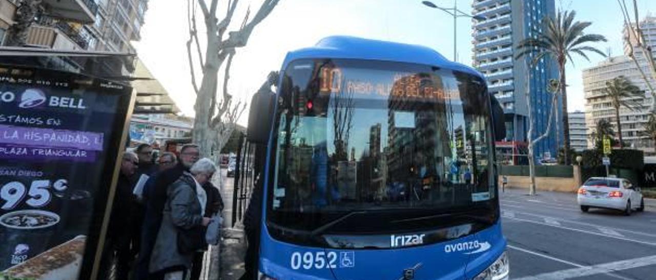 Uno de los autobuses que circula por Benidorm.