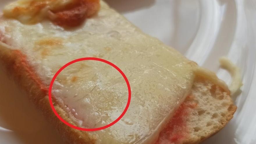 Unas tostada con pelos es lo que le llevaron a la mesa a un cliente en un restaurante de Ibiza