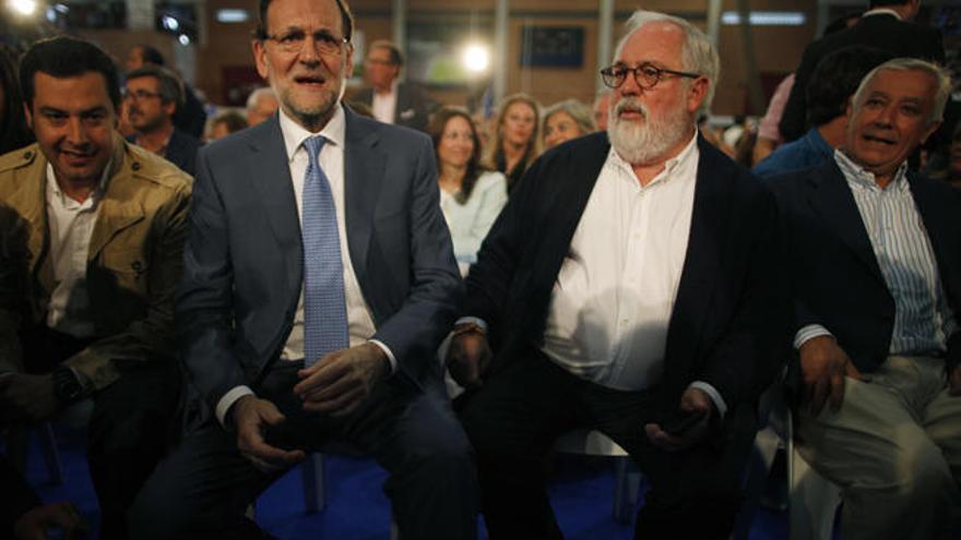 Mariano Rajoy con el candidato Miguel Arias Canete durante el mitin en Málaga.