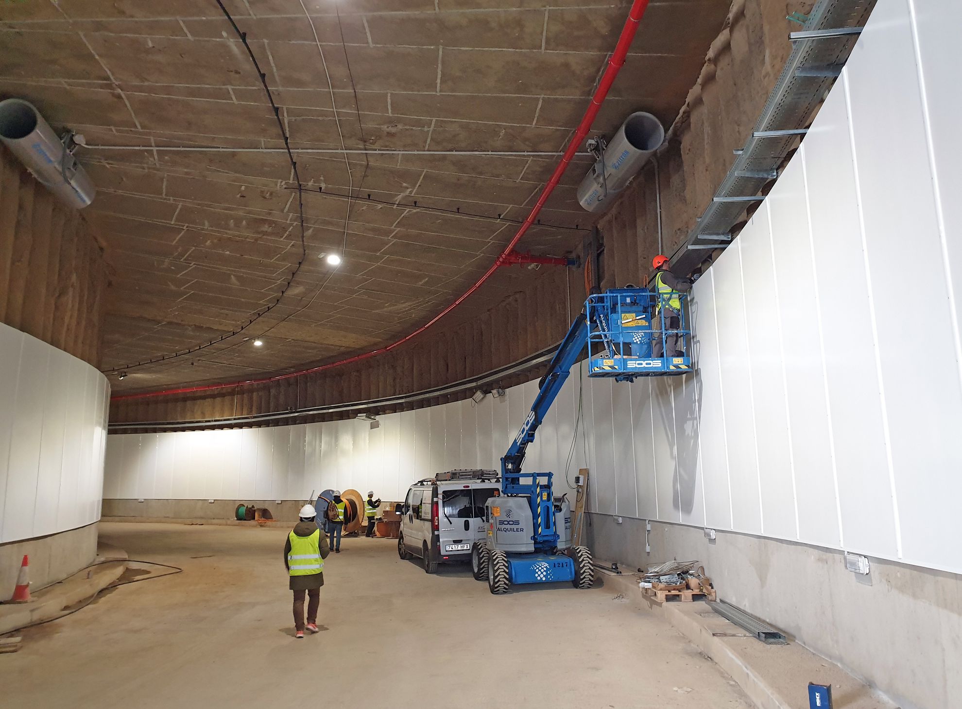 Abel Caballero inspecciona los avances en el túnel de Vialia hacia la AP-9