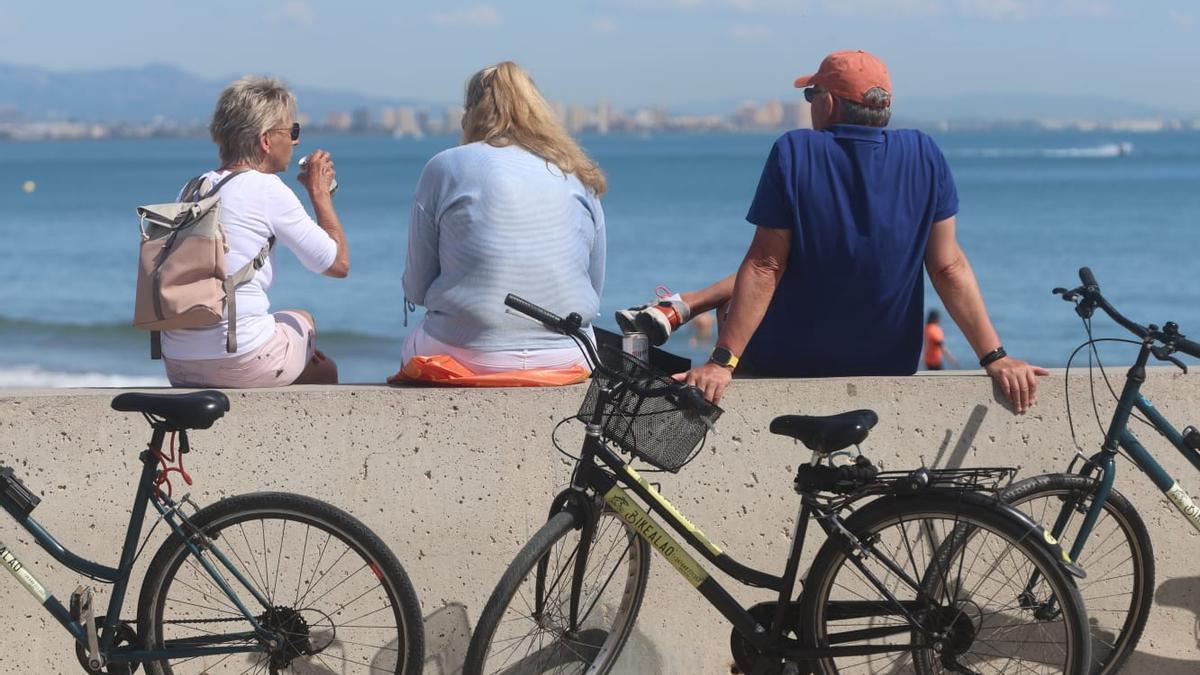 Primeros chapuzones del año en un domingo de sol y playa