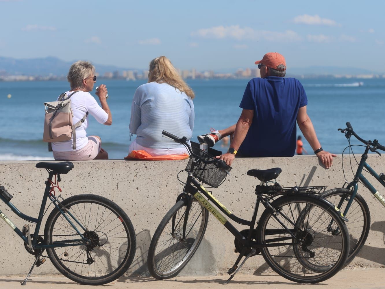 Primeros chapuzones del año en un domingo de sol y playa