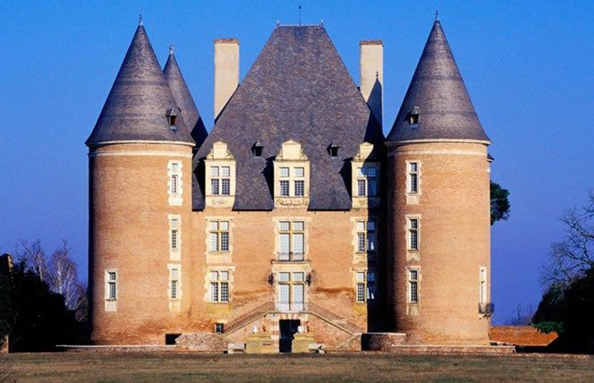 Saint-Élix-le-Château contiene un castillo del siglo XII. Se encuentra en el departamento de Alto Garona.