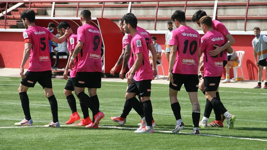 Jugadores del Ciudad de Lucena celebran un gol en La Palma.