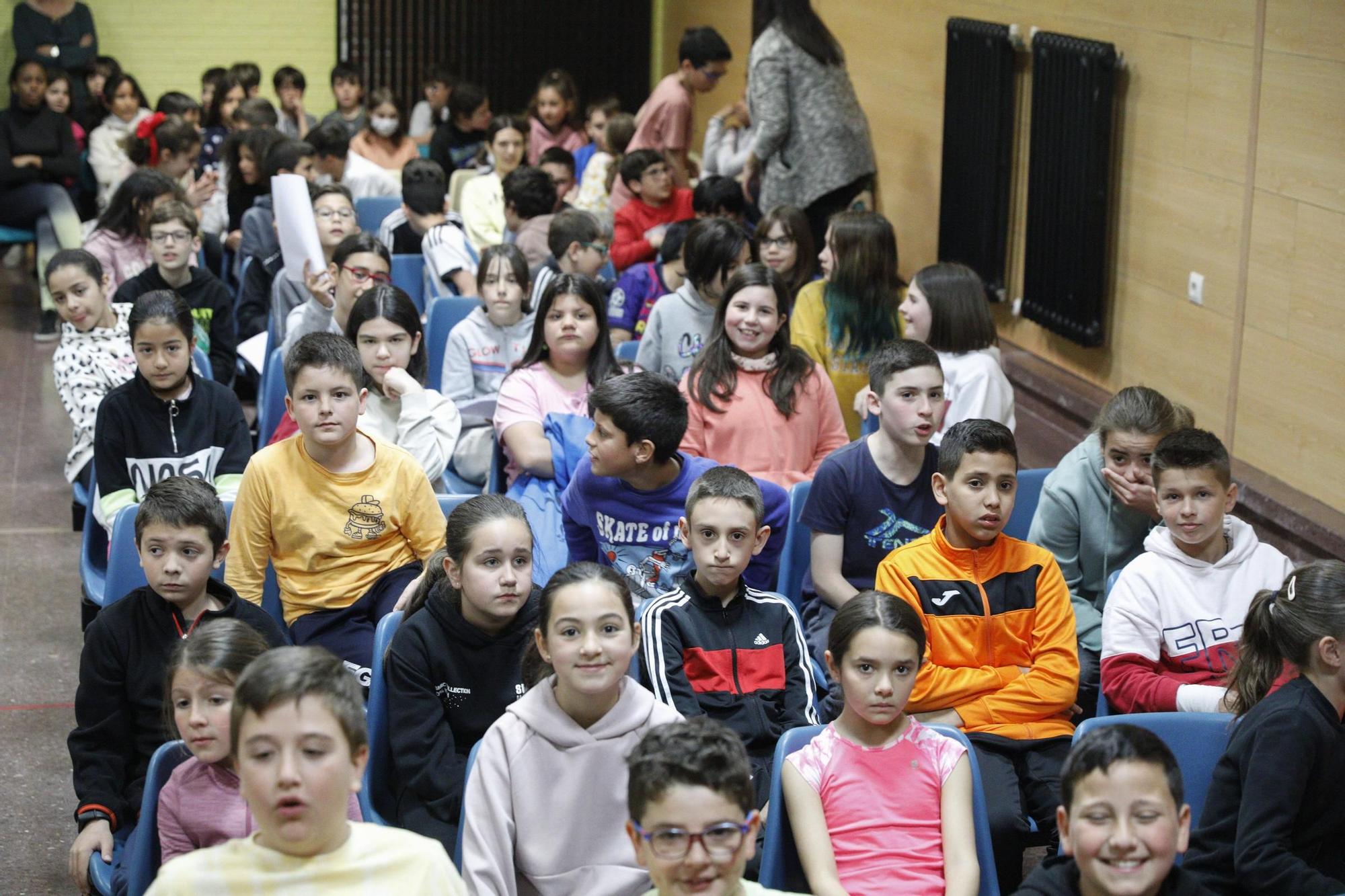 En imágenes. El Club Balonmano La Calzada visita el colegio Pumarín