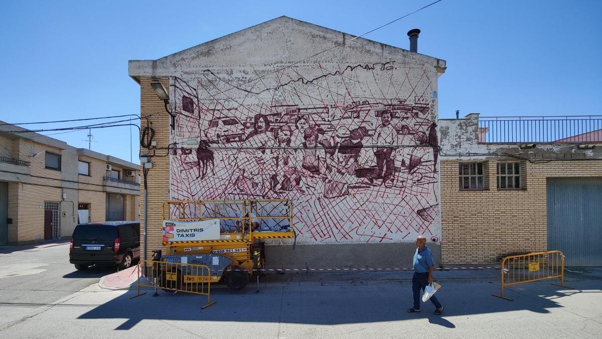 Dimitris Taxis ya ha empezado a pintar su mural en Épila.