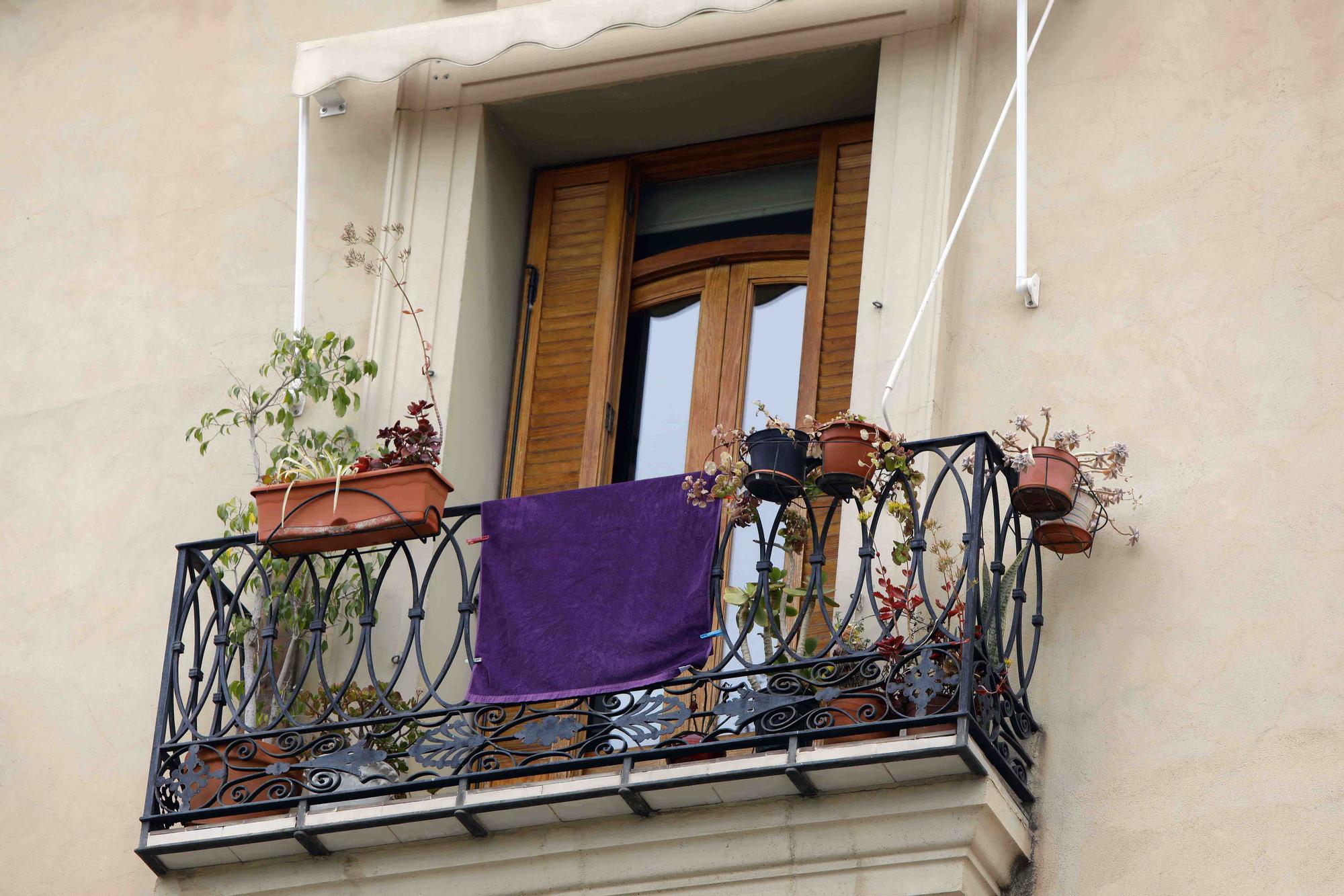 València engalana sus balcones por el 8M