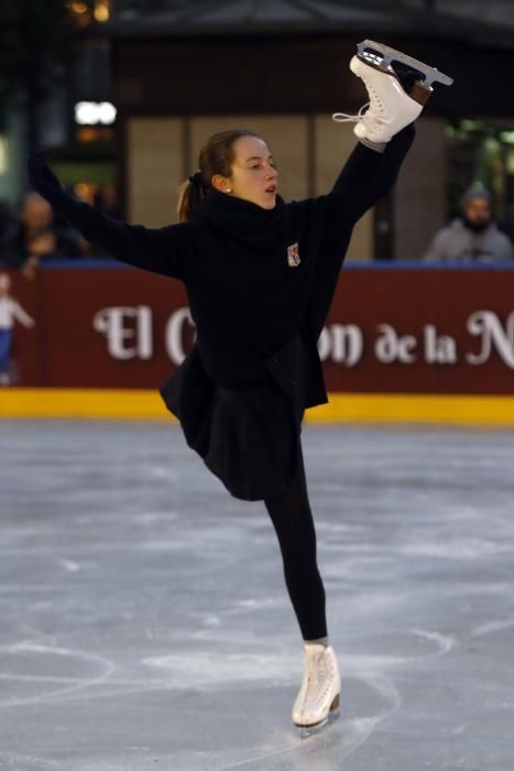 Primer día del árbol de Navidad, pista de patinaje sobre hielo y el tiovivo del ayuntamiento