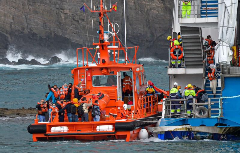 Traslado a puerto de los pasajeros del ferry encallado en Agaete