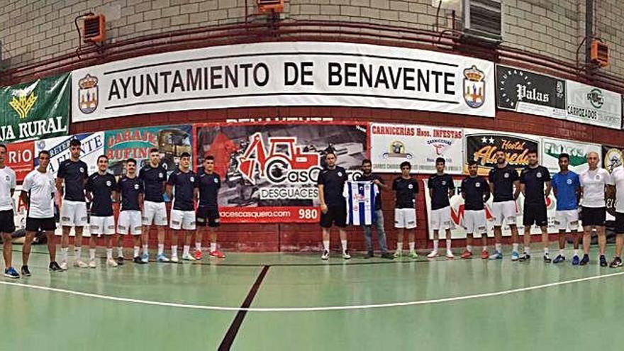 Imagen de la primera plantilla del Atlético Benavente posando ayer antes de iniciar la sesión.