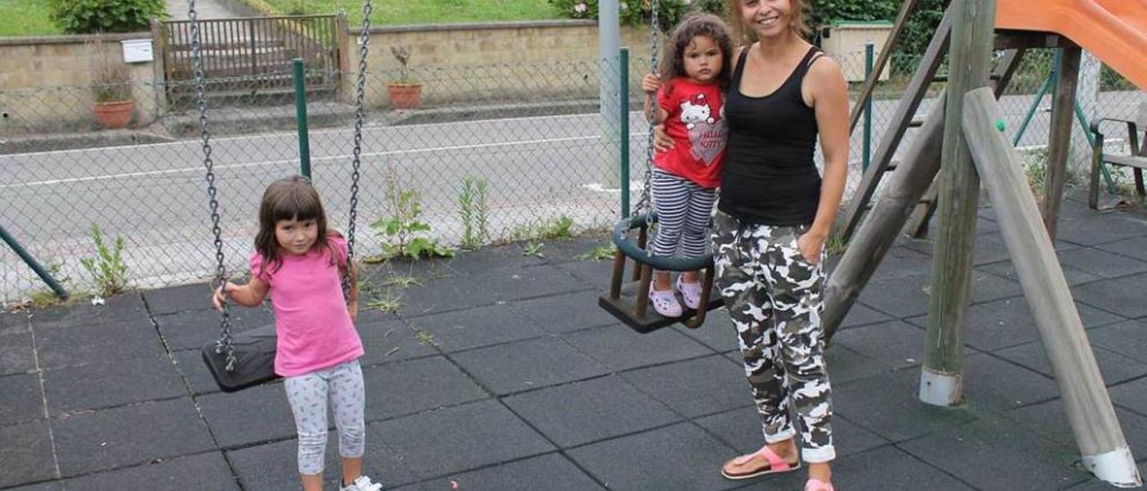 Cristina Villarejo y sus hijas, Mara y Lola, ayer, en San Julián de Bimenes.