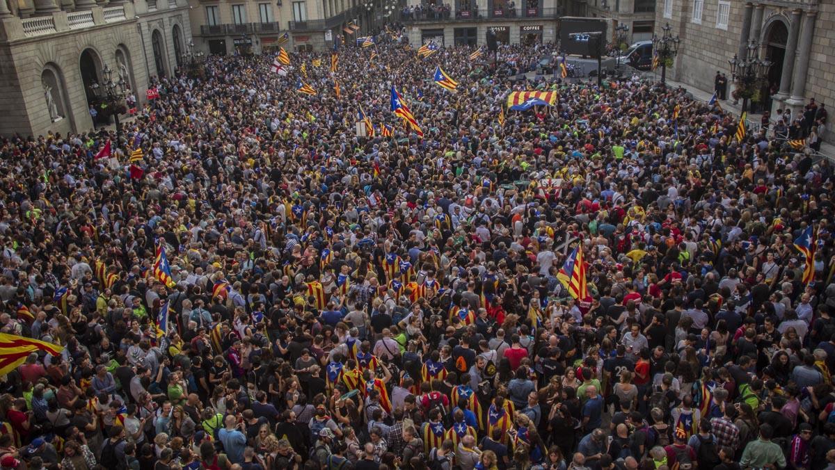 A la plaça de Sant Jaume se celebra el primer dia de la independència catalana.