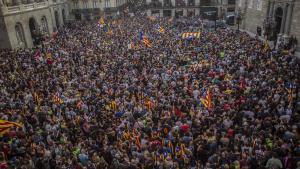 A la plaça de Sant Jaume se celebra el primer dia de la independència catalana.