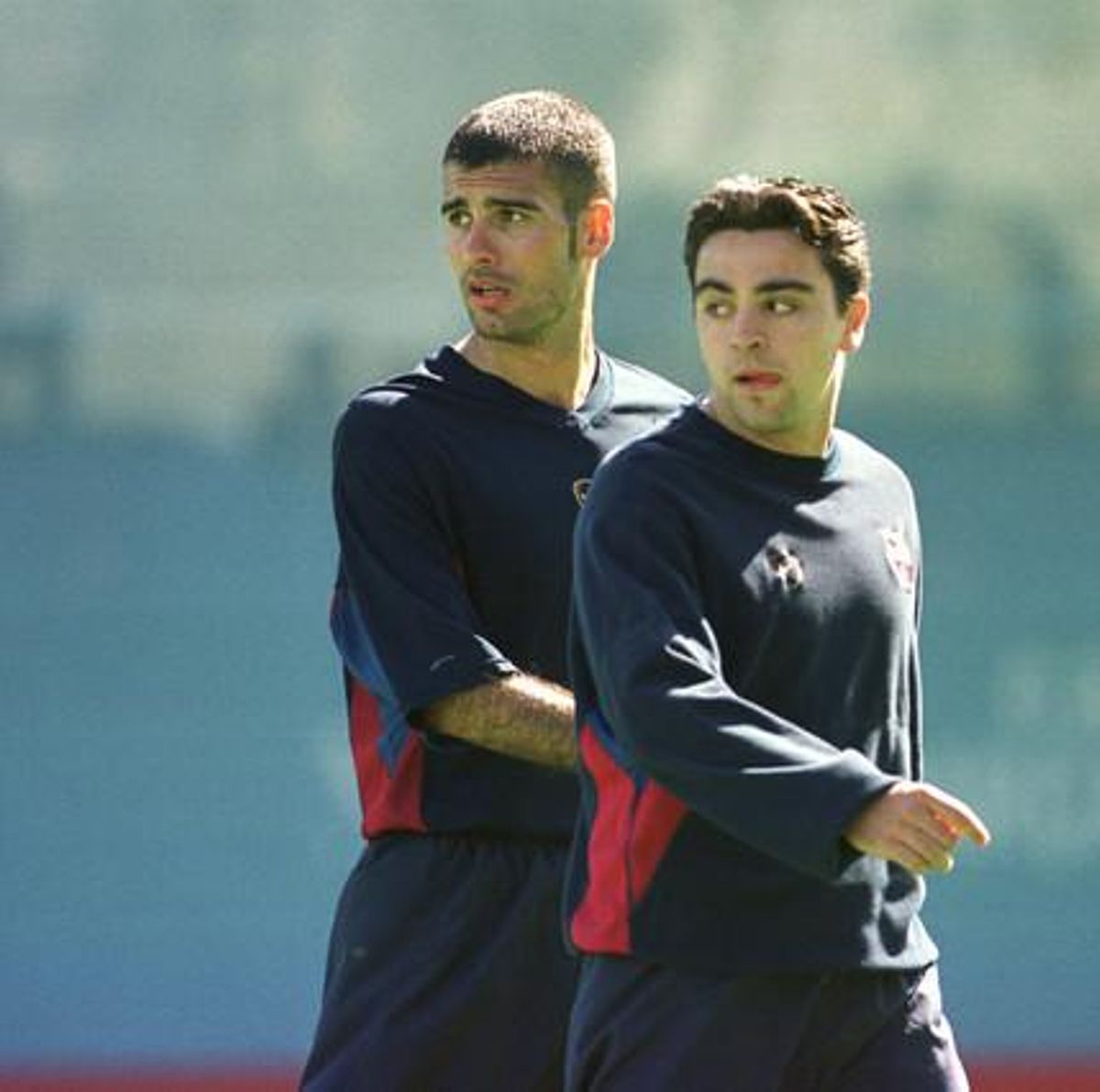 Guardiola i Xavi, en una instantània del 2001, al camp de la Masia, després que el de Santpedor anunciés que marxaria del Barça al finalitzar la temporada.