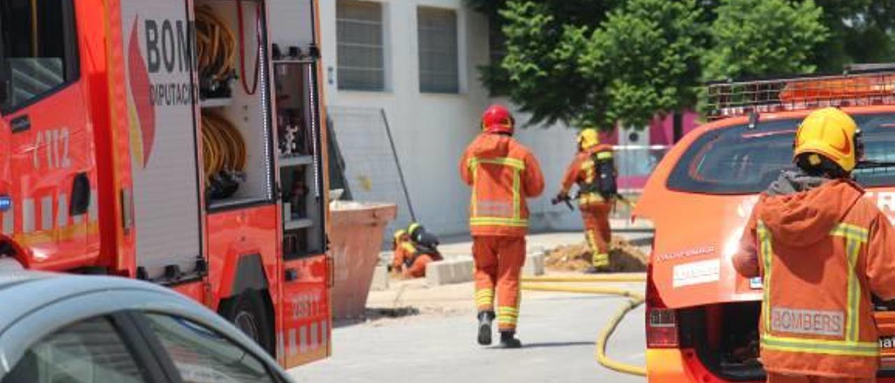 Perforan una tubería de gas y provocan una fuga al reparar desagües en Alzira