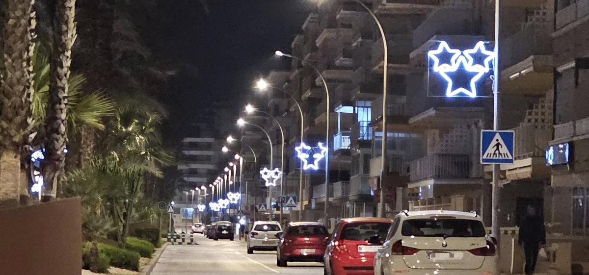 La platja de Tavernes també lluïx l'enllumenat de Nadal