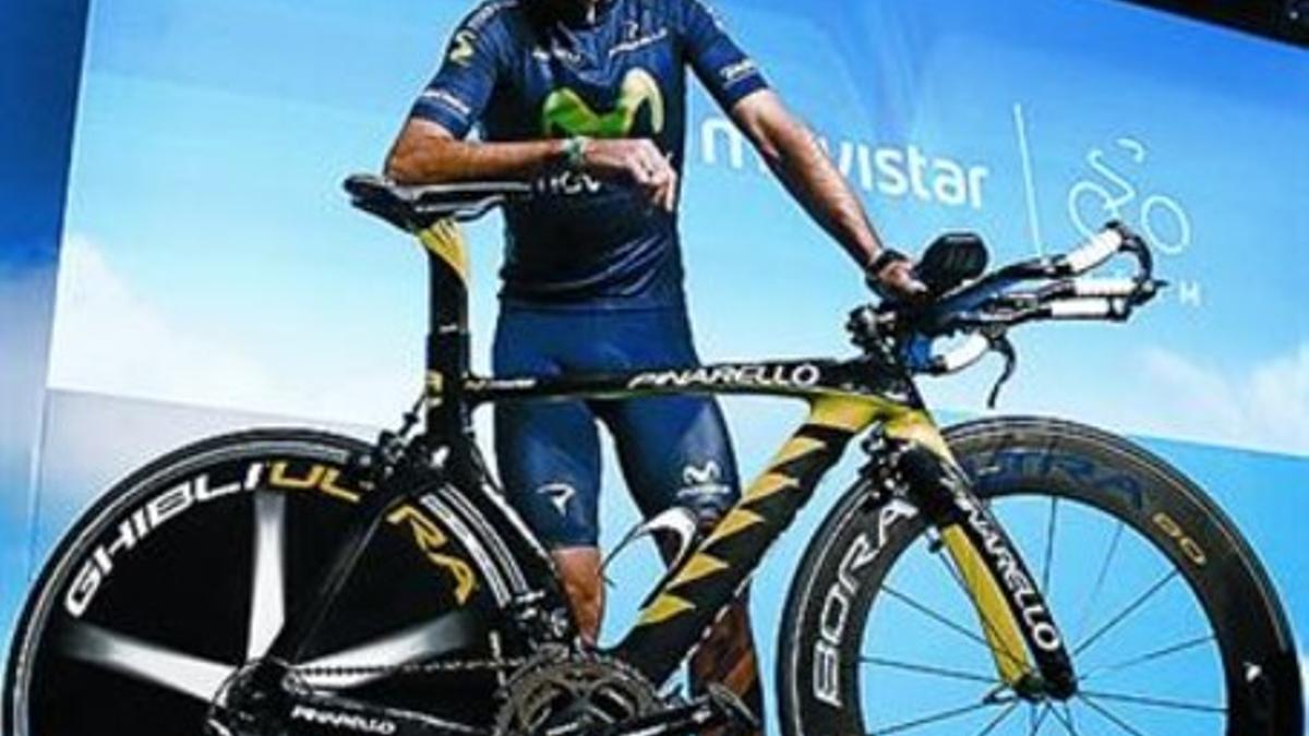 Valverde muestra su nueva bici de contrarreloj.