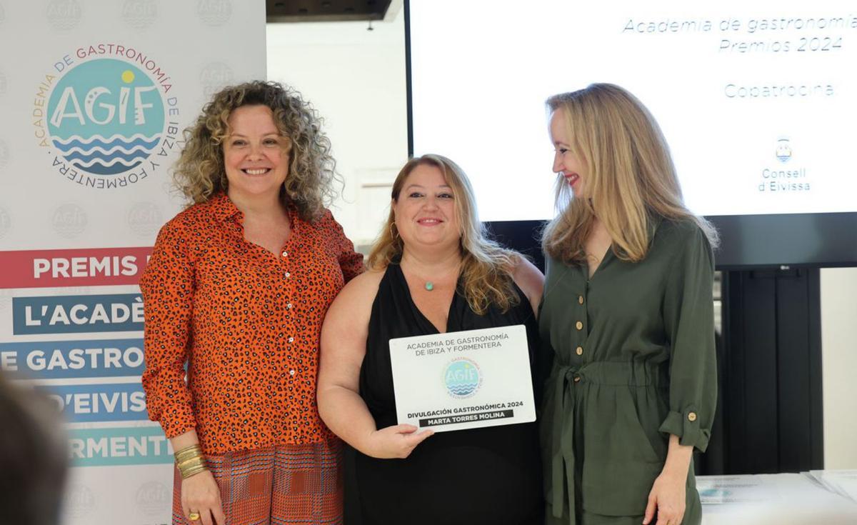 La periodista Marta Torres recibió el premio por sus trabajos de divulgación de la gastronomía ibicenca. | FOTOS: J.A.RIERA