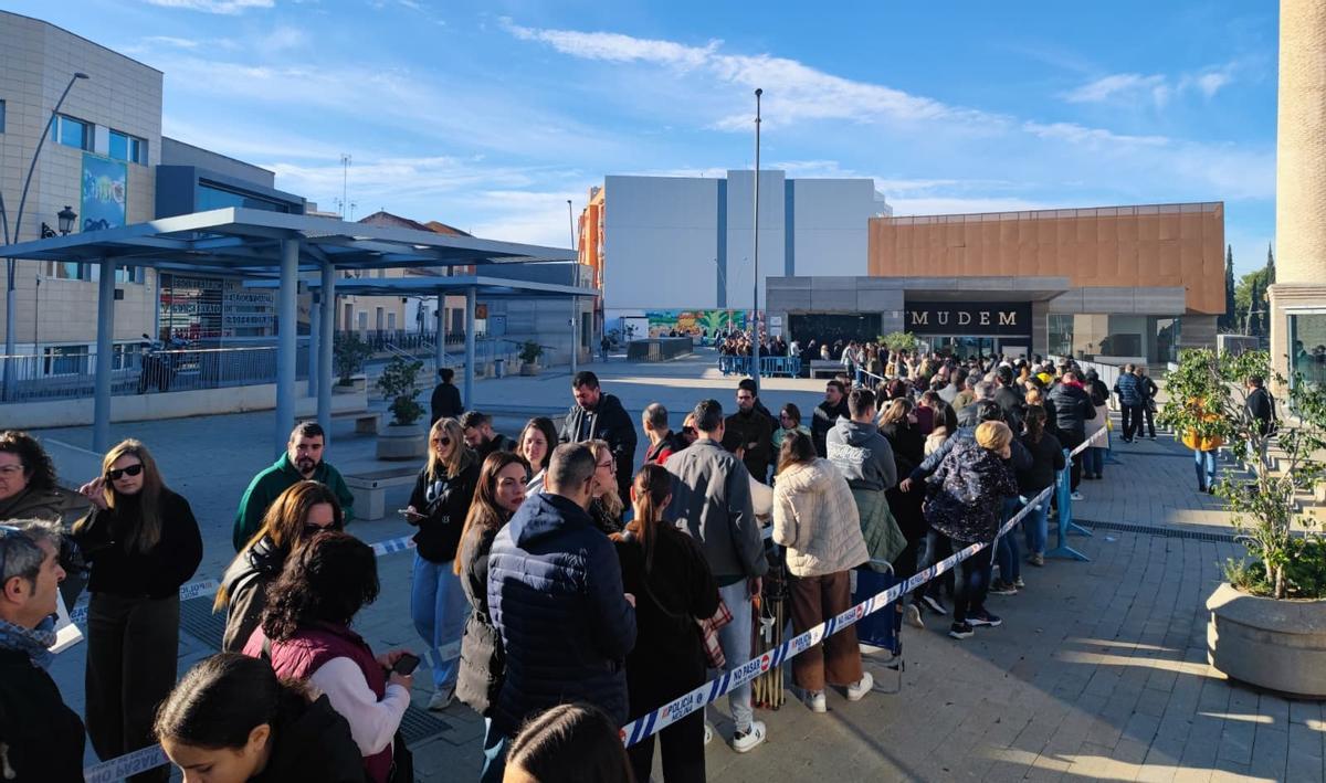 La cola durante la venta de entradas Bside en el Mudem.