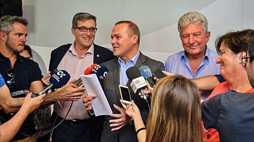 De izquierda a derecha, Javier Doreste (Unidas Podemos), Augusto Hidalgo (PSOE) y Pedro Quevedo (Nueva Canarias), el viernes tras firmar el acuerdo.