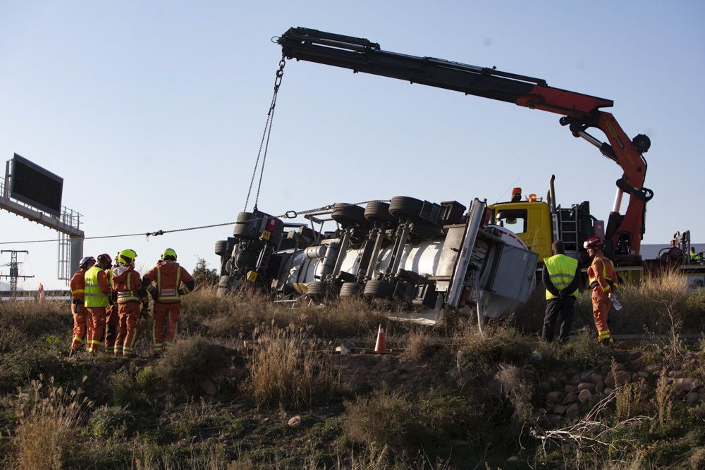 Aparatoso accidente en la A-7 a su paso por Sagunt.