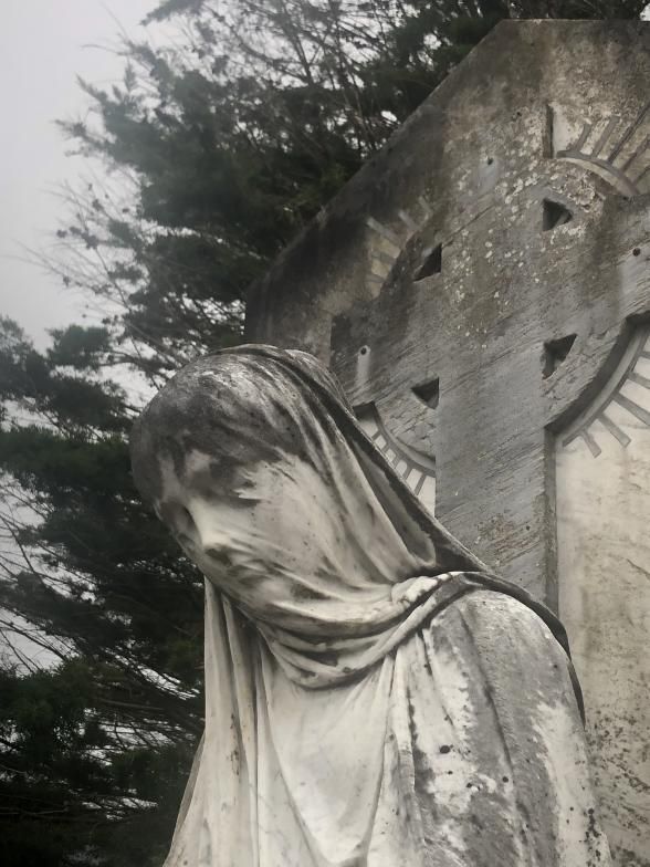 Veladuras en el camposanto.