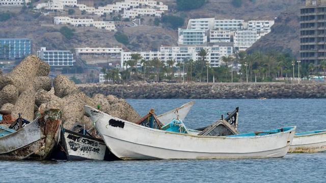 Pateras en el puerto de Arguineguín