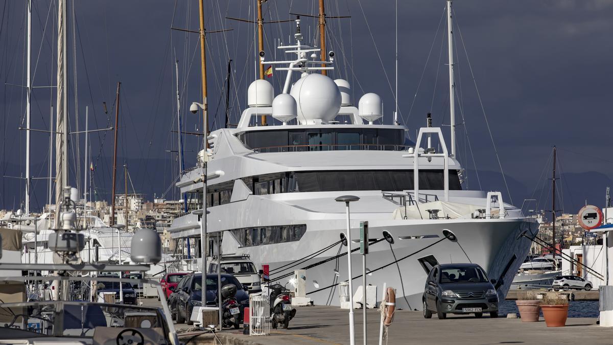 El yate &#039;Yasmine of the sea&#039;,  durante su confinamiento en Palma por un brote de cinco positivos por Covid-19