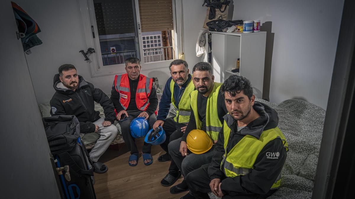 Un piso 'colmena' dónde viven los obreros del Camp Nou, desde dentro