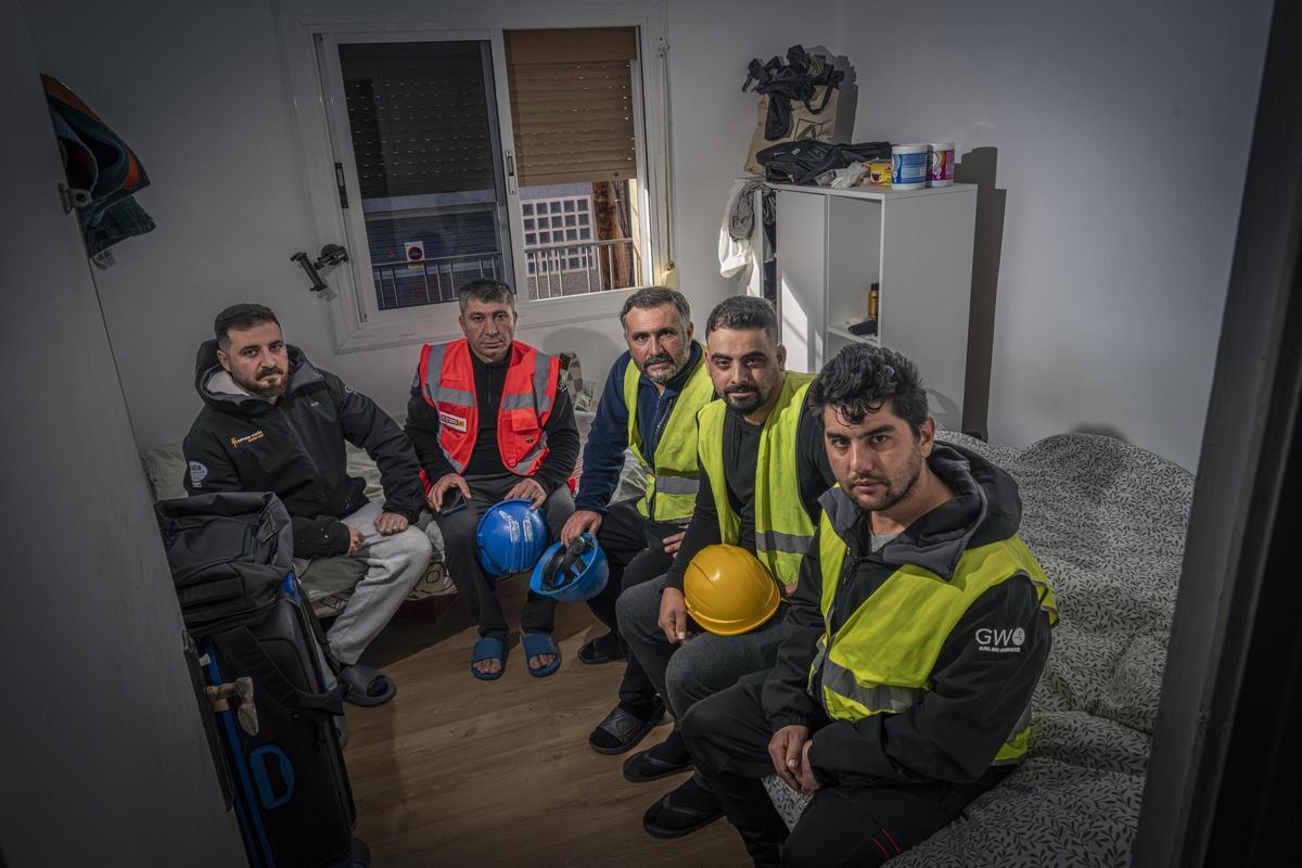 En el limbo por exigir regularización: cinco trabajadores turcos despedidos de las obras del Camp Nou malviven en un piso de Hospitalet