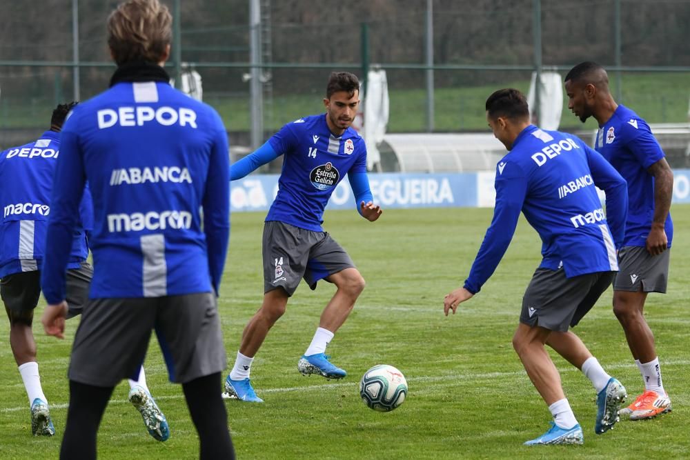 Los jugadores se ejercitan tras el partido ante el Zaragoza.