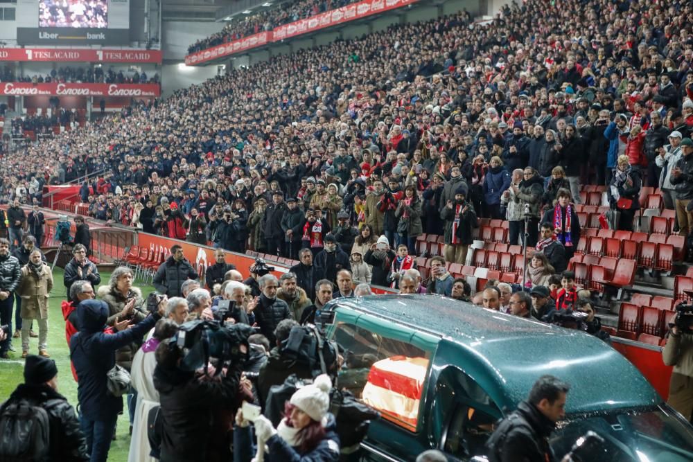 Miles de personas despiden a Quini en un abarrotado estadio de El Molinón