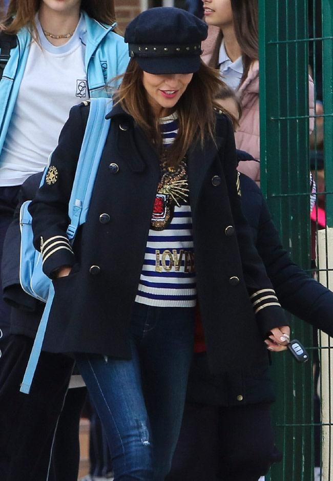 Paula Echevarría con look marinero: gorra, camiseta de rayas y abrigo militar