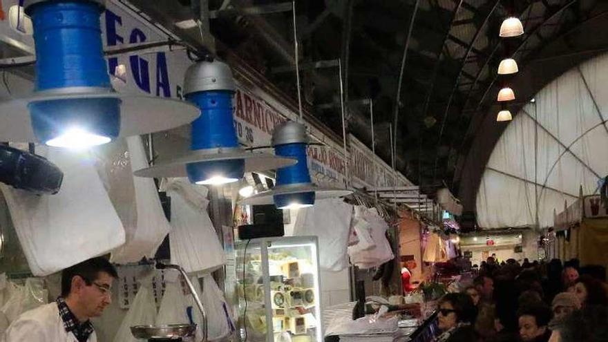 Familias hacen la compra en el Mercado de Abastos.