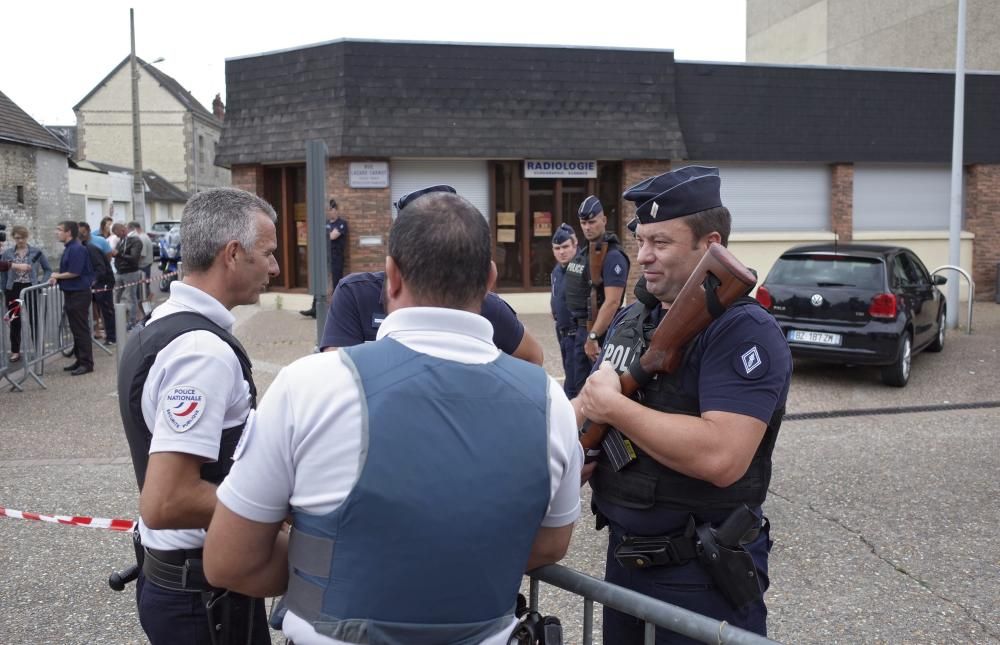 Un cura degollado por yihadistas en Francia