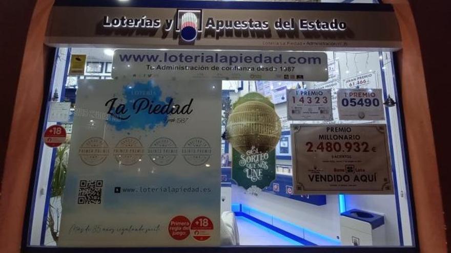 Colas en &#039;La Piedad&#039;,  la Doña Manolita malagueña, por el sorteo de Euromillones y los décimos de Navidad